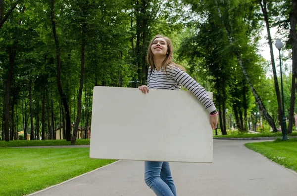 Jong meisje met de witte banner — Stockfoto