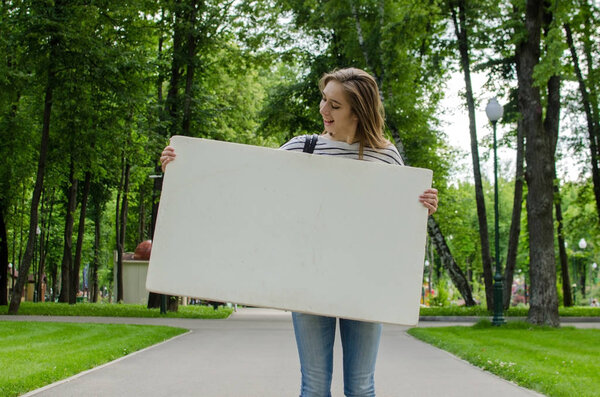 Молодая девушка с белым знаменем
