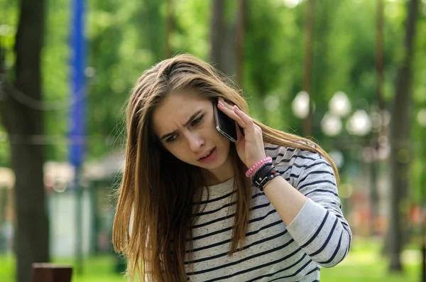 Mujer joven usando su teléfono — Foto de Stock