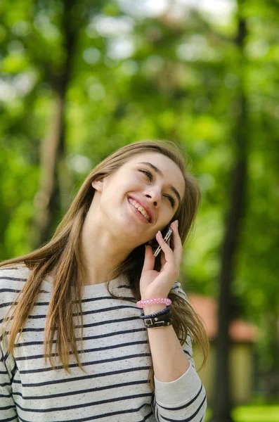 Mujer joven usando su teléfono — Foto de Stock