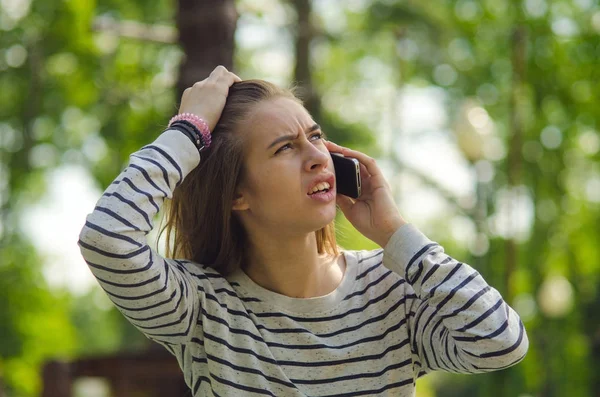 Jovem mulher usando seu telefone — Fotografia de Stock