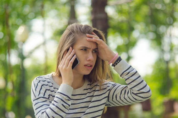 Mujer joven usando su teléfono —  Fotos de Stock