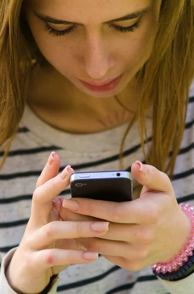 Mujer joven usando su teléfono — Foto de Stock