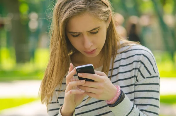 Mujer joven usando su teléfono — Foto de Stock