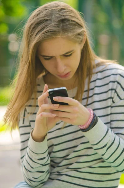 Mujer joven usando su teléfono — Foto de Stock