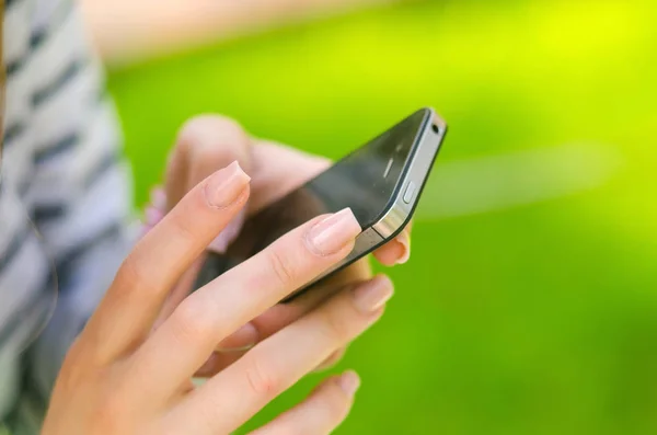 Mujer joven usando su teléfono — Foto de Stock