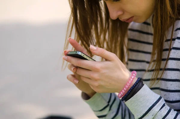 Mujer joven usando su teléfono — Foto de Stock