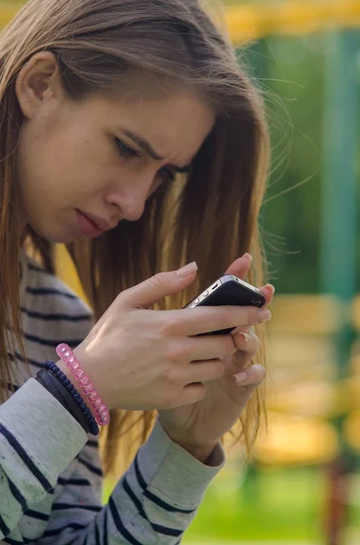 Mujer joven usando su teléfono — Foto de Stock