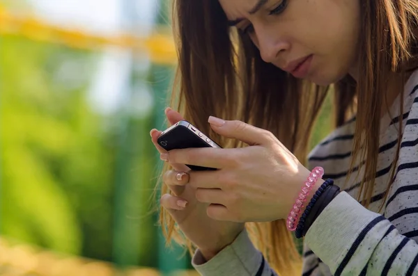 Mujer joven usando su teléfono — Foto de Stock