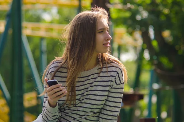 Mujer joven usando su teléfono — Foto de Stock