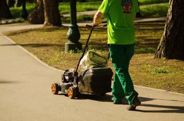 Worker with the mow machine — Stock Photo, Image