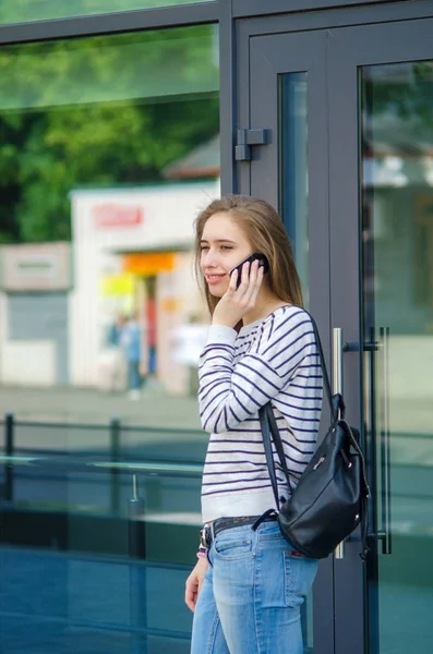 Mujer joven usando su teléfono — Foto de Stock