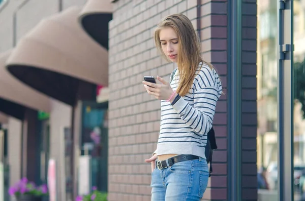 Genç bayan telefonunu kullanıyor.