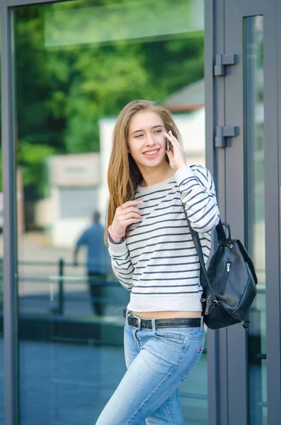 Genç bayan telefonunu kullanıyor.