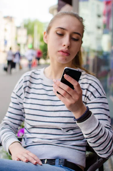 Mujer joven usando su teléfono — Foto de Stock