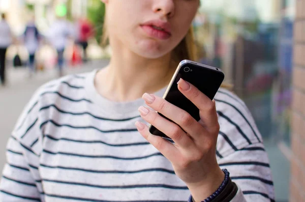 Mujer joven usando su teléfono — Foto de Stock