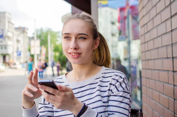 Mujer joven usando su teléfono — Foto de Stock