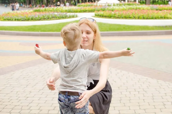 Pequeño bebé bo es tener divertido en con su madre — Foto de Stock