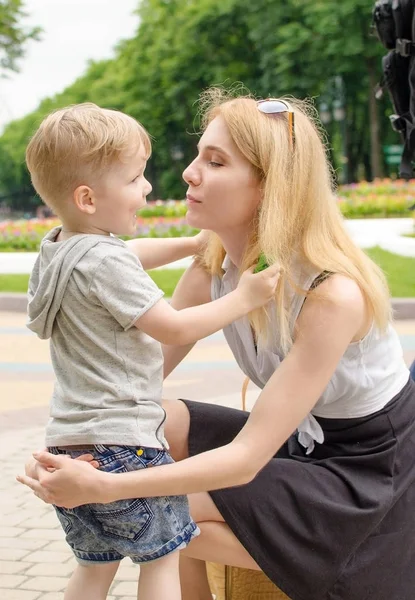 Baby-Bo hat Spaß mit seiner Mutter — Stockfoto