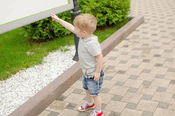 Niño pequeño se está divirtiendo en el parque —  Fotos de Stock