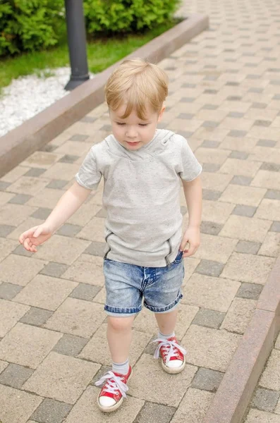 Mały chłopczyk jest zabawę w parku — Zdjęcie stockowe