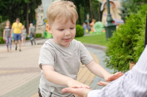 Küçük bir bebek babası ile eğleniyor