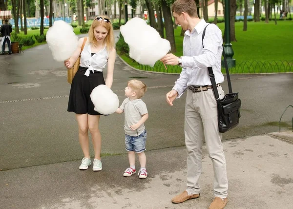年轻的家庭正在吃棉花糖 — 图库照片