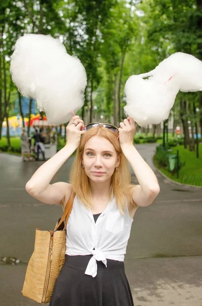 Mujer joven con el algodón de azúcar — Foto de Stock
