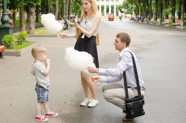 Genç aile pamuk şeker yiyor — Stok fotoğraf