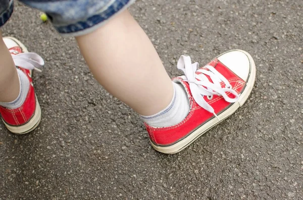 Malé sportovní boty na chlapce — Stock fotografie