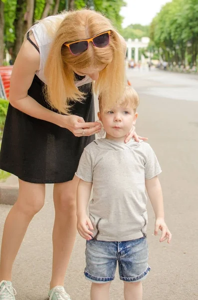 Joven madre está cuidando de su pequeño hijo — Foto de Stock