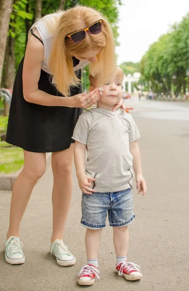 Joven madre está cuidando de su pequeño hijo — Foto de Stock