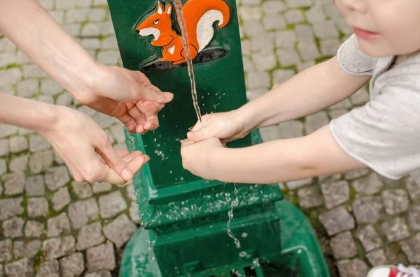 Küçük bebek çocuk ellerini yıkıyor