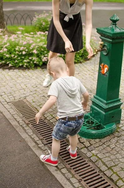 Küçük bebek çocuk ellerini yıkıyor