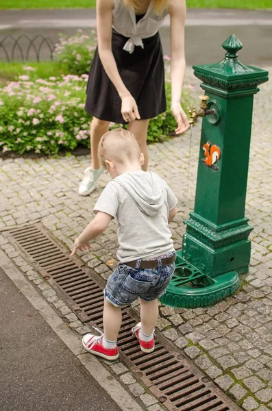 Küçük bebek çocuk ellerini yıkıyor