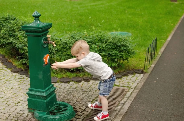 Küçük bir bebek el yıkama