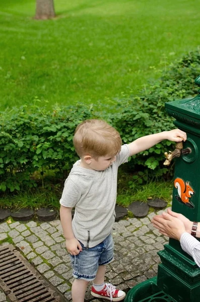 Küçük bir bebek el yıkama