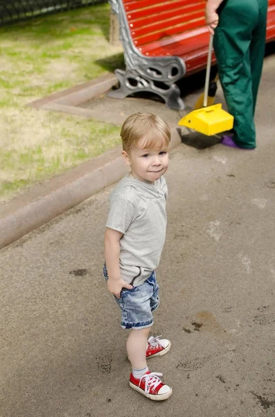 Niño pequeño se está divirtiendo — Foto de Stock