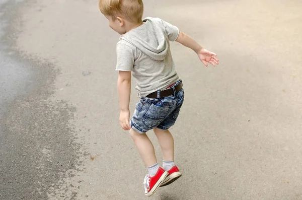 Niño pequeño se está divirtiendo —  Fotos de Stock