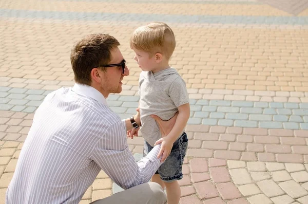 Küçük bir bebek babası ile eğleniyor