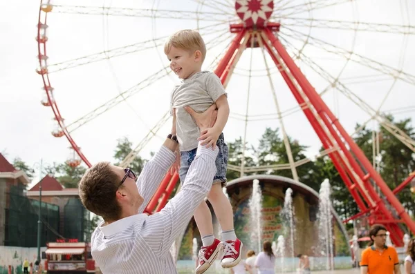 Küçük bir bebek babası ile eğleniyor