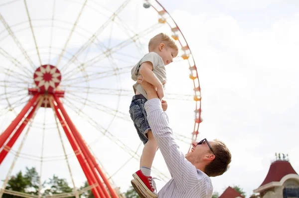 Niño pequeño se está divirtiendo con su padre — Foto de Stock