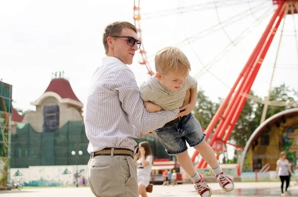 Niño pequeño se está divirtiendo con su padre — Foto de Stock