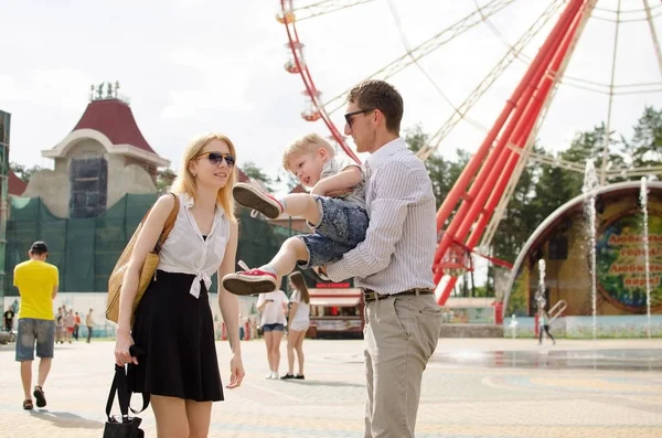 Genç aile eğleniyor