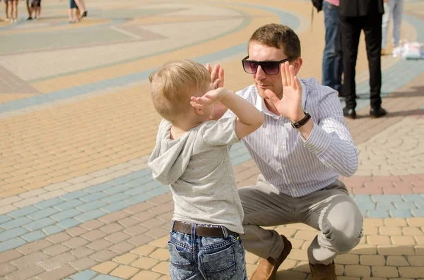 Küçük bir bebek babası ile eğleniyor