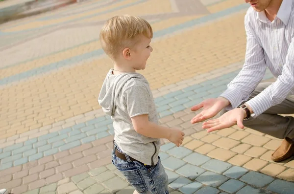 Küçük bir bebek babası ile eğleniyor