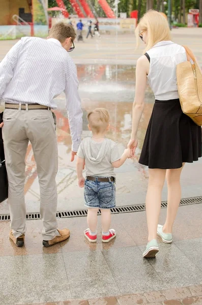 Genç aile parkta yürüyor