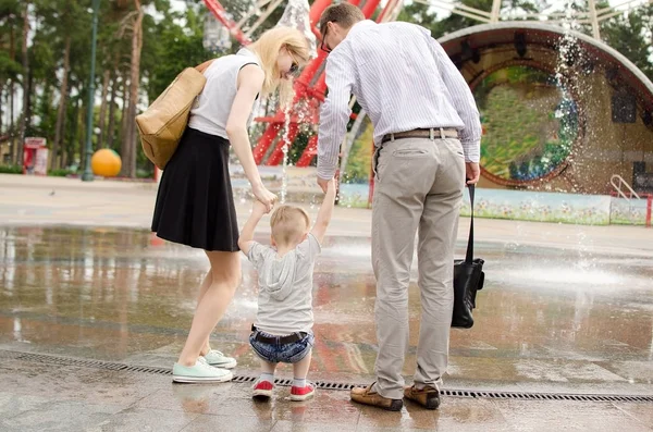Genç aile parkta yürüyor