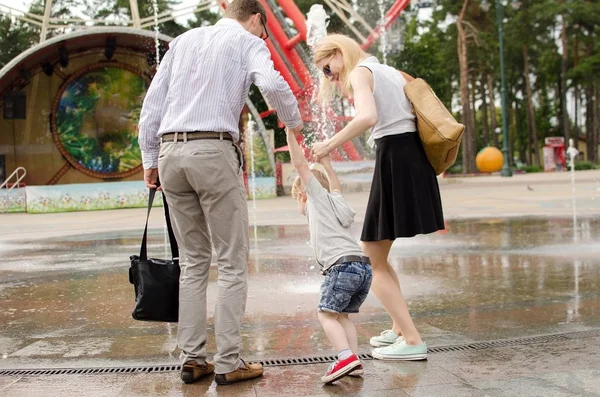 Genç aile parkta yürüyor