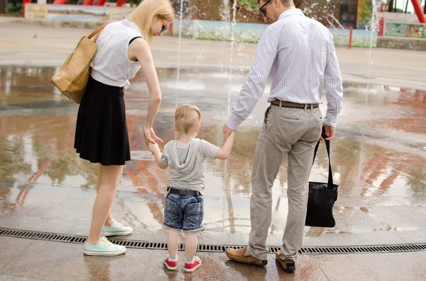 Familia joven está caminando en el parque — Foto de Stock